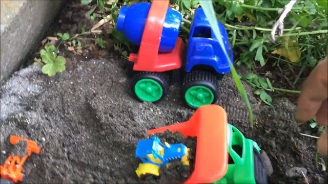 Dump Truck Kinetic Sand Cement Concrete Mixer Loader Truck Toys Blue Tractor Playing Nursery Rhymes смотреть онлайн
