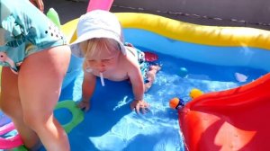 Летние игры для детей с Капуки Кануки — Строим с машинками бассейн! Видео для малышей