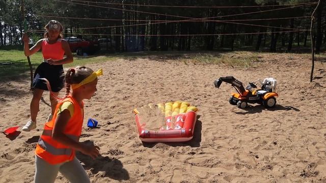 Ксюша и Халк Сонные играют с Трактором в Песке. Сборник видео про Трактор Экскаватор для детей смотреть онлайн