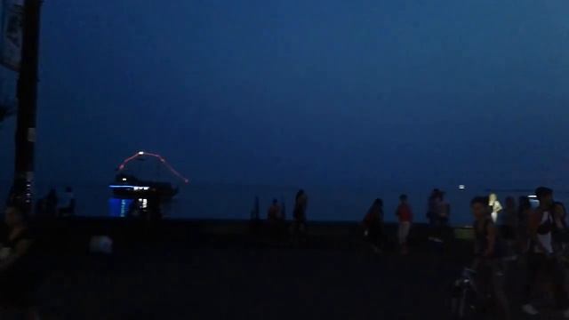 Бердянск. Вечерняя набережная в огнях аттракционов смотреть онлайн