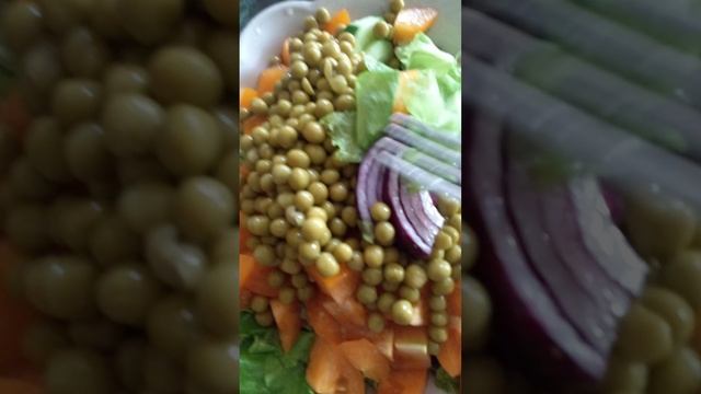 Салат. Зож. ПП. Салат из овощей. Рецепт приготовления. Огурцы, помидор, лук, салат листовой, горошек смотреть онлайн