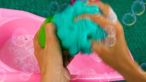 Ам Ням купается в Ванночке с Пеной! – Весёлые игры. Моем Игрушки.