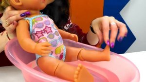 Беби Бон Эмили гуляет на детской площадке. Зимние игры с куклой Baby Born - Как мама