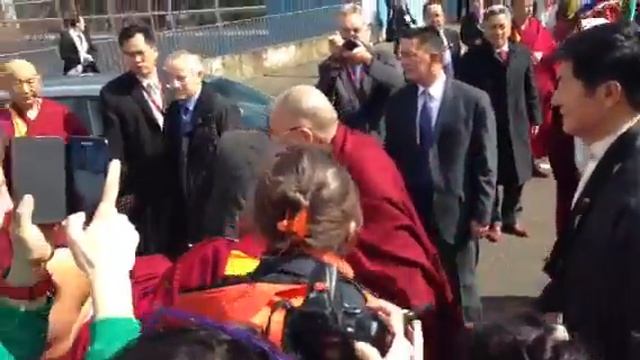 Dalai Lama arrival at Forum Friburg смотреть онлайн