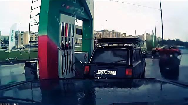Чудак танцует на машине смотреть онлайн
