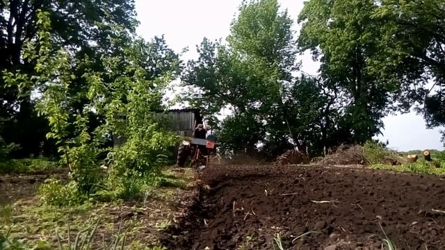 Роман Шер 005 Пашем землю Трактор Т 25 ВЛАДИМИРЕЦ плуг двухкорпусный Трудовые будни в деревне 2018