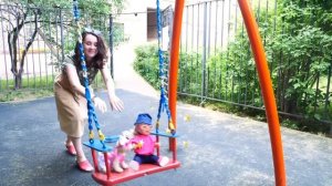 Беби Бон Эмили напекло голову! Кукла на детской площадке. Видео для детей Как Мама