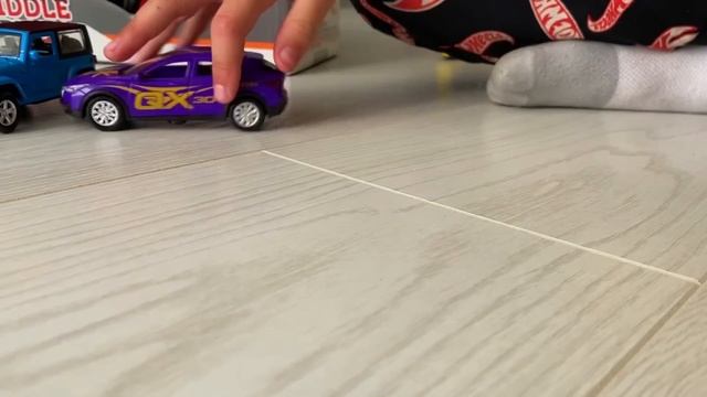 Марк прогуливается и распаковывает новые автомобили разных марок смотреть онлайн