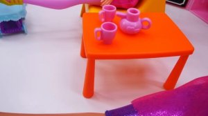 Маша Капуки и Барби собираются на пляж. Видео для девочек.