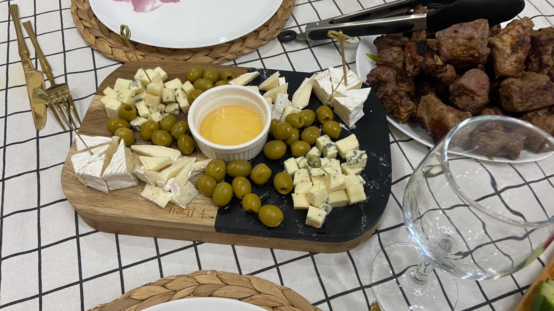 Отметили 8 марта. Пожарили шашлык, покоптили сало, испекла пирог с домашним повидлом из ранетки. смотреть онлайн