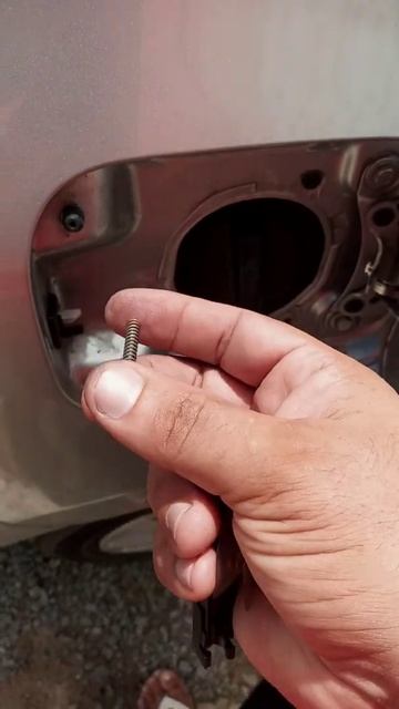 uma dica para quem for trocar a trava da tampa do tanque do Sandero ou Logan. смотреть онлайн