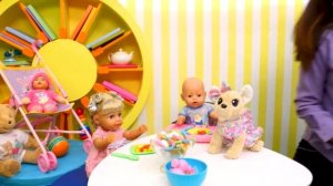 Как мама – Лео ест кашу при помощи рук! Игры в дочки матери для детей