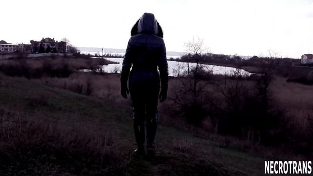 Post-apocalyptic walking creatures in spacesuit. A progressive creature in shiny ski suit + gas mas смотреть онлайн