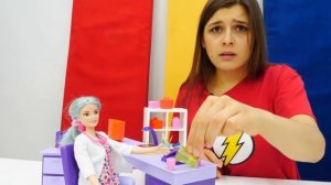 Челси на улице без верхней одежды — Ох уж эти куклы! Игры в куклы Барби мамы и дочки