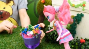 Кукла Пинки Пай Литл Пони учится делать милые букеты - попробуй и ты! Видео для девочек