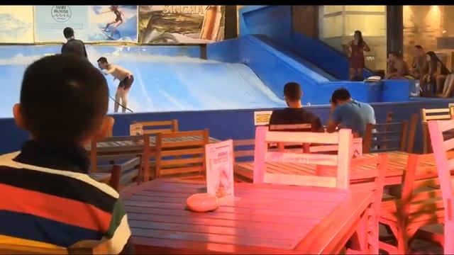 Искусственная волна. Развлечение. Отдых. Сёрфинг в баре. Пхукет. Таиланд. смотреть онлайн