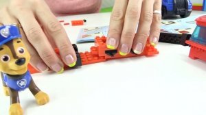 Щенячий патруль собирают бензовоз. Конструктор LEGO Duplo