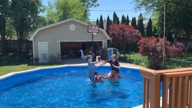 Sumo wrestling in the pool смотреть онлайн