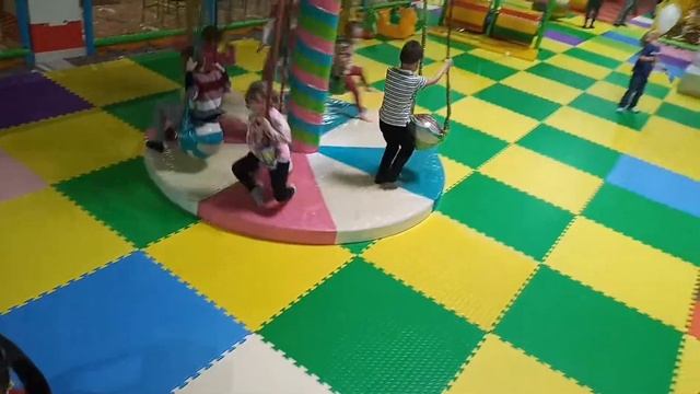 Детский развлекательный центр с горками, батутами и бассейном с шариками. смотреть онлайн