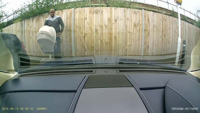 Негр царапает машину Aston Martin смотреть онлайн