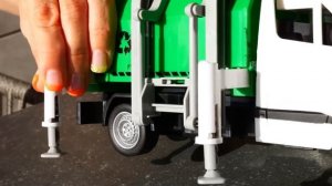 Игрушки для детей! Маша Капуки играет в спасателей! Веселые видео про машинки!