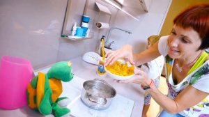 Привет, Бьянка и Маша Капуки Кануки. Готовим вместе бантики для Карла. Интересные рецепты для детей