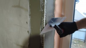 Утепление оконных откосов фрезерованным Пеноплэксом, установка уголка с сеткой на вертикальный угол