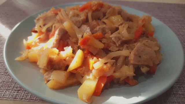 ЕШЬ И ХУДЕЙ ! КАПУСТА ТУШЁНАЯ, два варианта. ОЧЕНЬ ВКУСНЫЕ и более ПОЛЕЗНЫЕ ВАРИАНТЫ. С КБЖУ. смотреть онлайн