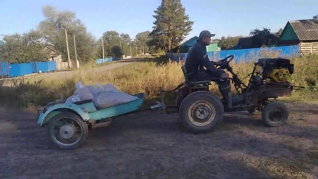 Самодельный мини трактор тянет в гору прицеп. смотреть онлайн