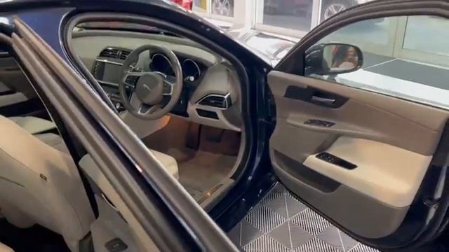 Jaguar XE 2.0d Portfolio Auto AWD Euro (s/s) 4dr смотреть онлайн
