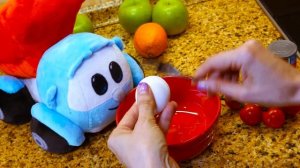 Грузовичок Лева и Бьянка из шоу ПРИВЕТ, БЬЯНКА готовят омлет УЛЫБАШКА — Быстрый полезный завтрак