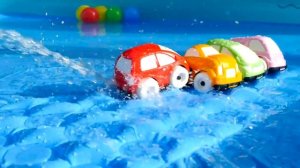 Маша Капуки Кануки и ее игрушечные машинки. Видео для малышей про игрушки в бассейне - единороге!