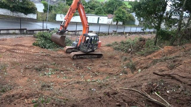 Hitachi EX130-3 clearing new housing site. смотреть онлайн