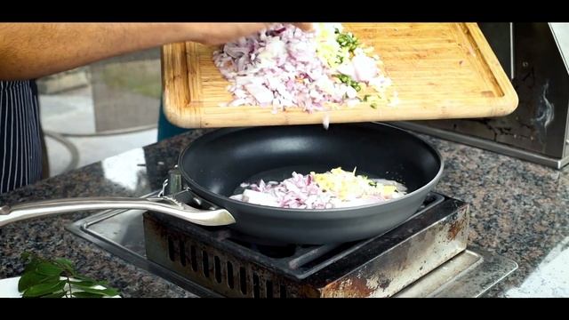 Kerala Spicy Grilled Fish in Banana Leaf (Meen Pollichathu) смотреть онлайн
