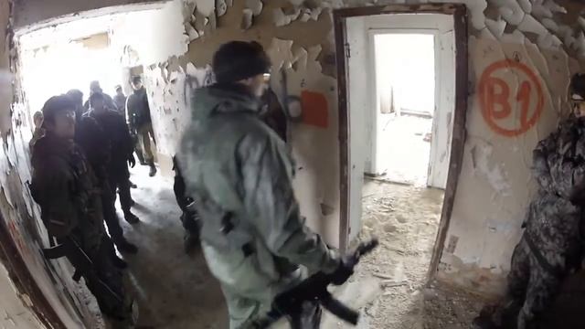 Работа группы в коридоре против одного противника (Спортивно-тактический страйкбол) смотреть онлайн