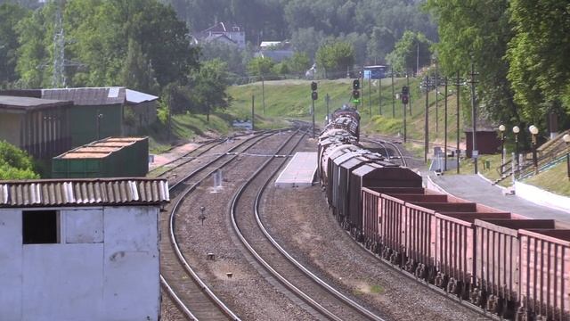 Тепловоз 2ТЭ10Ук-0225 на ст. Мозырь / 2TE10Uk-0225 at Mozyr station смотреть онлайн