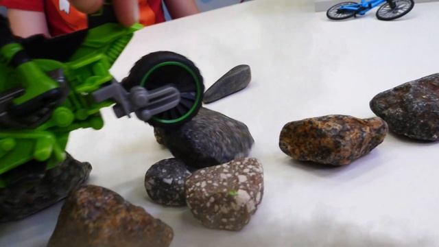 Новый мотоцикл Бен Тена! ТРИЦИКЛ | Игрушки из мультфильмов для детей в Автомастерской смотреть онлайн