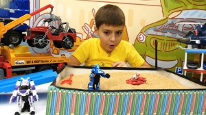 Полицейская Машинка для игрушки Человек Паук и поиски Монкарт в песке. Игры для мальчиков онлайн