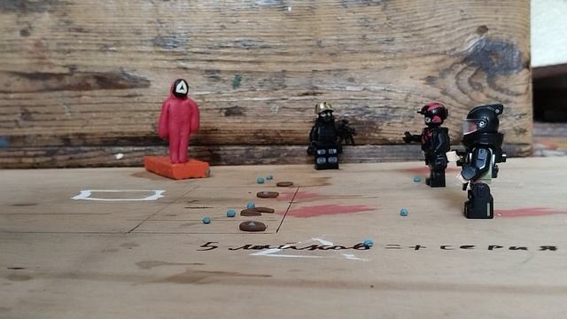 Игра в кальмара.Стеклянные шарики и перетягивание каната