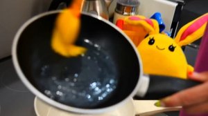 Веселые видео для детей Капуки Кануки. Машинки Мокас проголодались! Готовим вместе яичницу