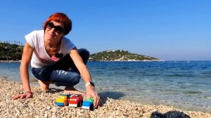 Давай почитаем с Капуки Кануки! Машинки и игрушки ищут буквы на пляже – видео для детей