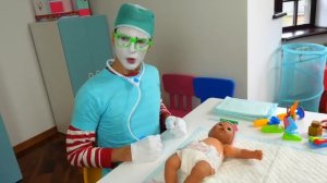 Что не так с куклой Беби Анабель? Веселые игры для детей с игрушками.