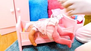 Видео для детей – Кукла Беби Бон выбирает зонтик и курточку - Онлайн игры одевалки с Baby Born