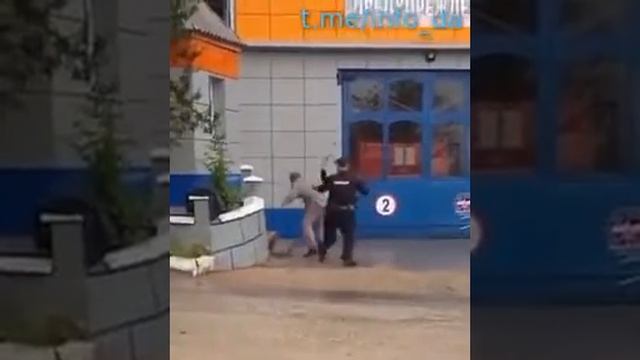 В Севастополе, мужчина с ножом нападал на сотрудников пожарной части смотреть онлайн