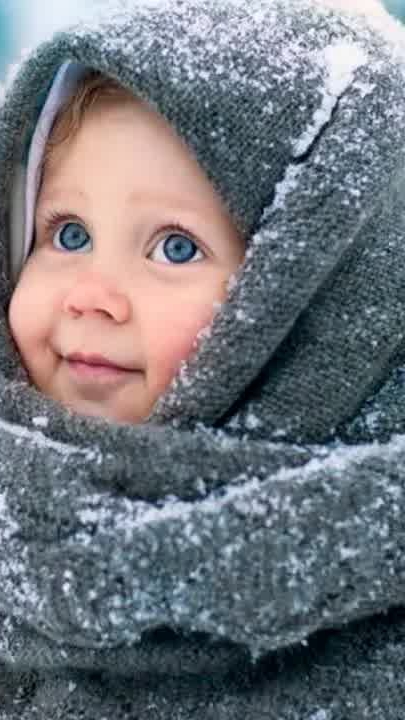 Морозной ночью Иван нашел в лесу замерзающую девочку. А когда в дверь… смотреть онлайн