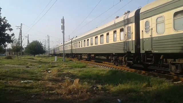 ВЛ10-1603 с пассажирским поездом смотреть онлайн