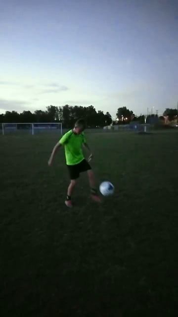 Делать обучение? #спорт #тренировка #мяч#футбол #фристайл #трюки #стадион #обучение смотреть онлайн