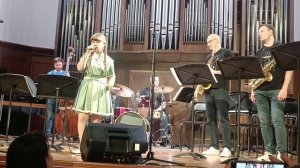 Песенка Капитан, поет Тихонова Мария, аккомпанемент джазовый ансамбль «Мелодия» Г. Гараняна.