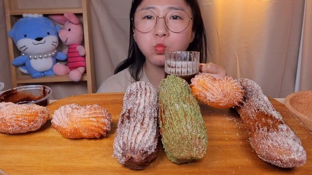 찹쌀도넛처럼 쫄깃한 츄러스🧡 하트 츄러스 말차 흑임자 치즈 초코 츄러스 디저트 먹방 Dessert Mukbang смотреть онлайн