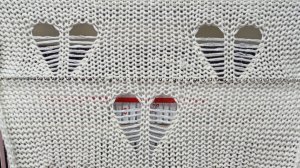 Простой узор сердечки на однофонтурной вязальной машине.